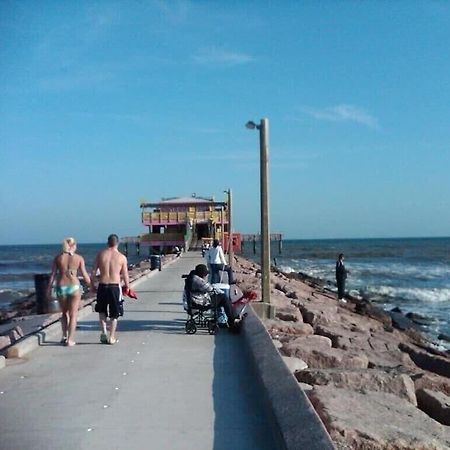 Sun Splashed Condo! Steps To Beach And 2 Pools Galveston Island Esterno foto