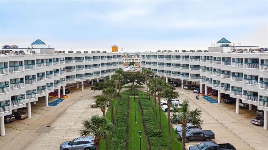 Sun Splashed Condo! Steps To Beach And 2 Pools Galveston Island Esterno foto