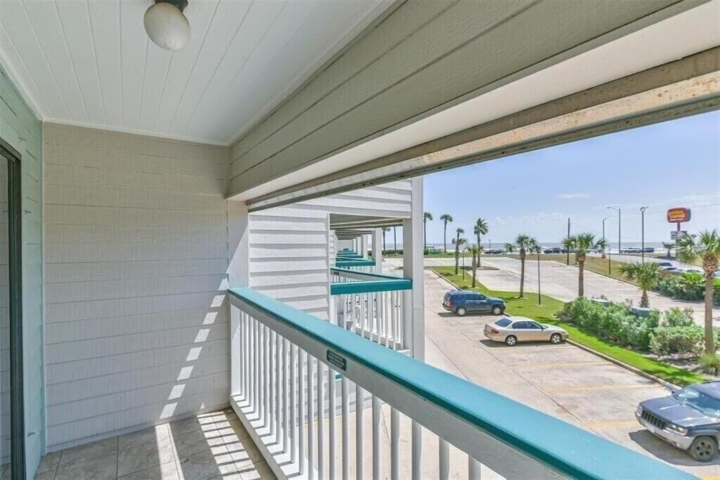 Sun Splashed Condo! Steps To Beach And 2 Pools Galveston Island Esterno foto