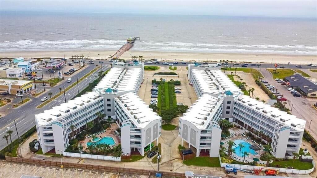 Sun Splashed Condo! Steps To Beach And 2 Pools Galveston Island Esterno foto