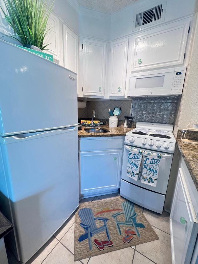 Sun Splashed Condo! Steps To Beach And 2 Pools Galveston Island Esterno foto